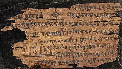 Fragmentos escurecidos de casca de bétula com escrita indiana antiga, do manuscrito Bakhshali.