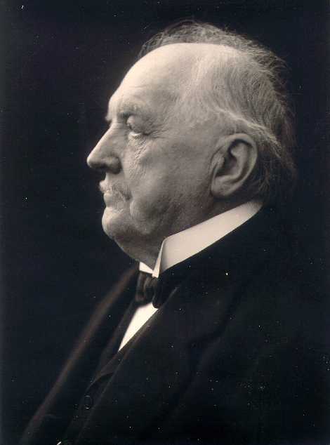 Fotografia em preto e branco de Martin Wilhelm Kutta, homem de bigode e óculos.