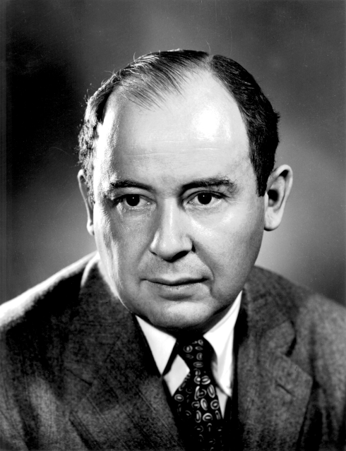 Fotografia em preto e branco de John von Neumann, de terno e gravata, sorrindo.
